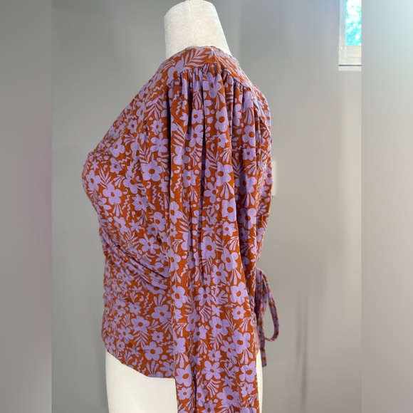 ASOS DESIGN Curve stretch wrap blouse with puff sleeves in retro floral print - Picture 9 of 9